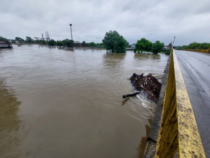 Vanredno stanje u Kostajnici, oglasile se sirene za uzbunu 