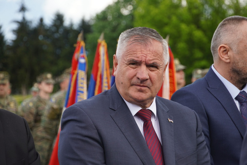 Izbjegavajući odgovornost premijer optužuje druge