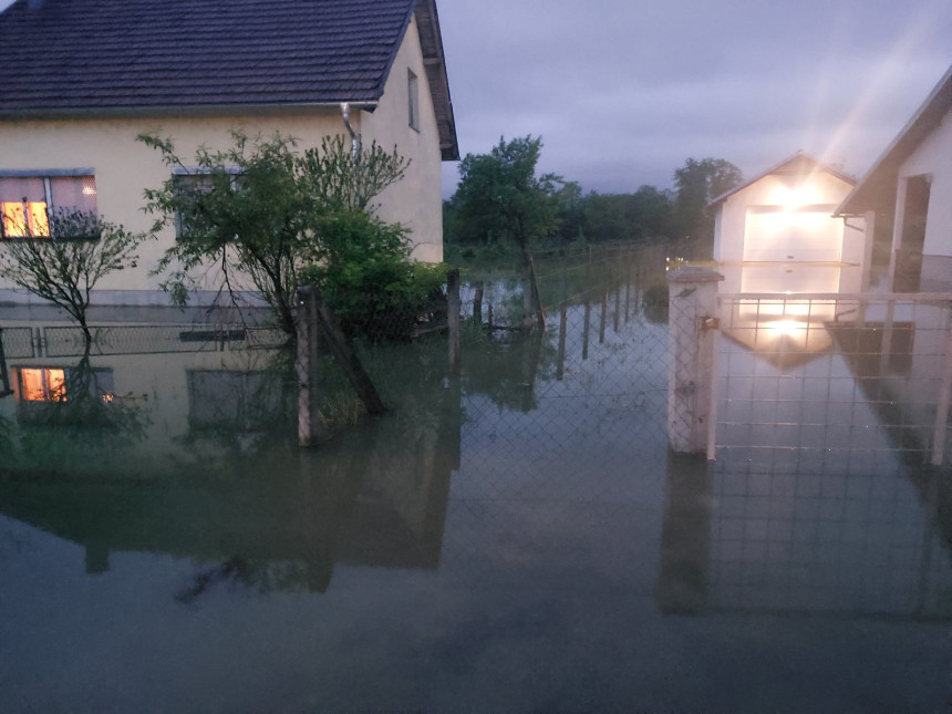 Voda ušla u kuće kod Prijedora, raste vodostaj Sane