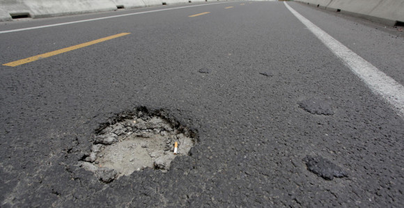 Penzioner kažnjen sa 900 evra jer je popravio rupu na putu!