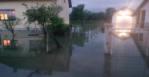 Voda ušla u kuće kod Prijedora, raste vodostaj Sane