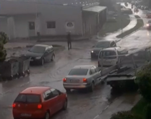 Jako nevrijeme u Doboju, uži centar grada pod vodom