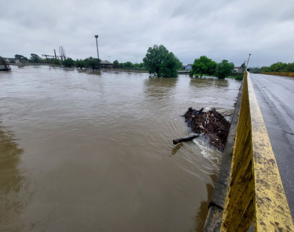 Vanredno stanje u Kostajnici, oglasile se sirene za uzbunu 