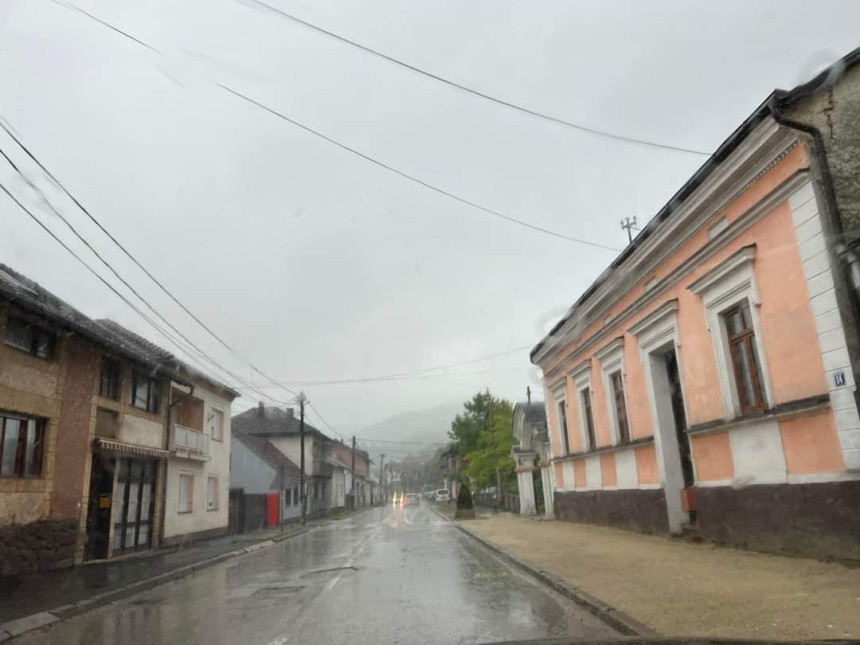 Kostajnica: Una i dalje raste, obustavljen saobraćaj 