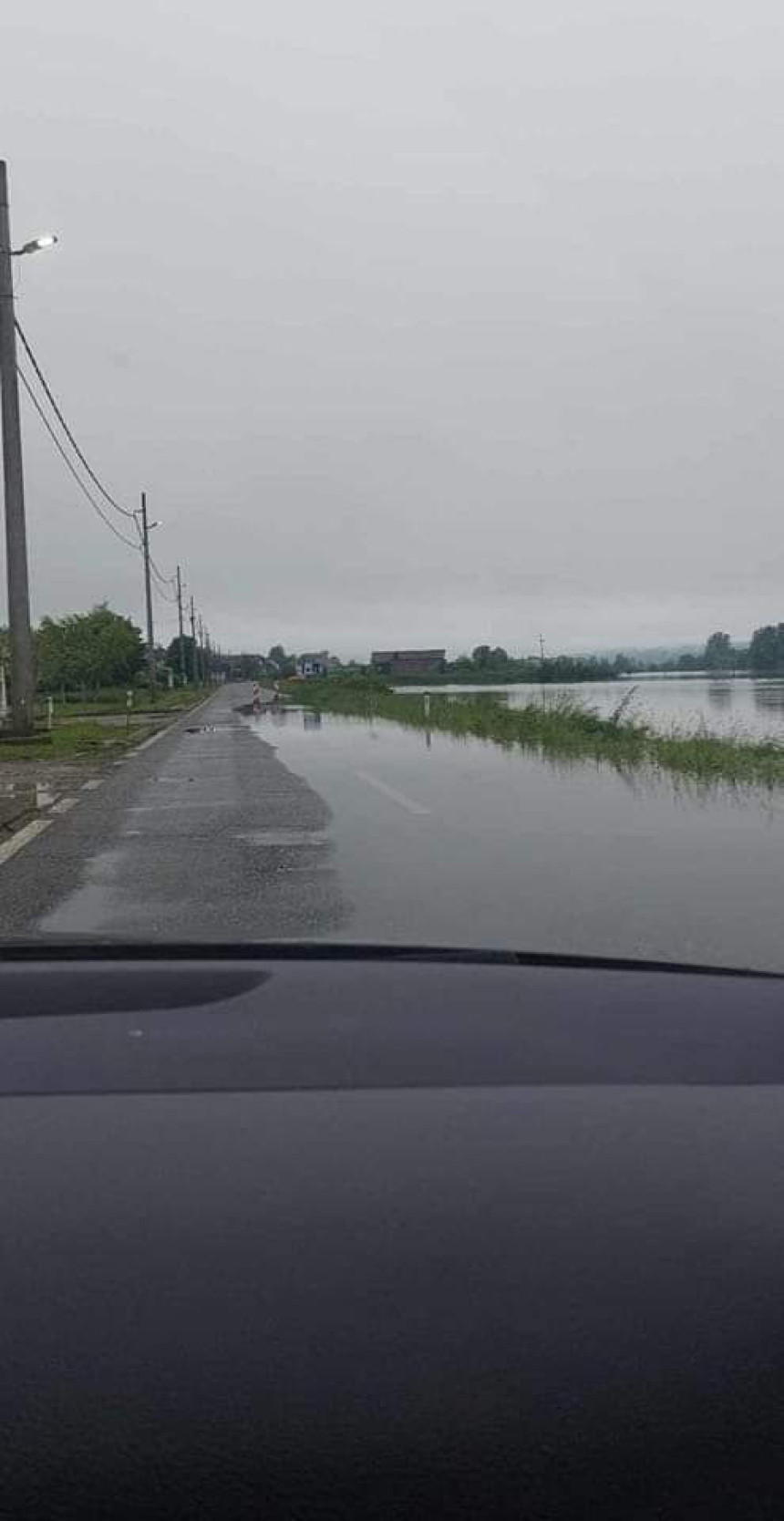 Problemi u saobraćaju zbog vode na putevima
