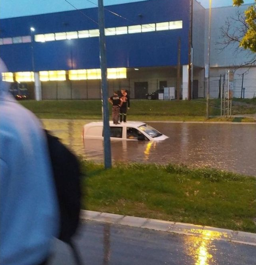 Nevrijeme pogodilo i Srbiju, poplavljene ulice (VIDEO)