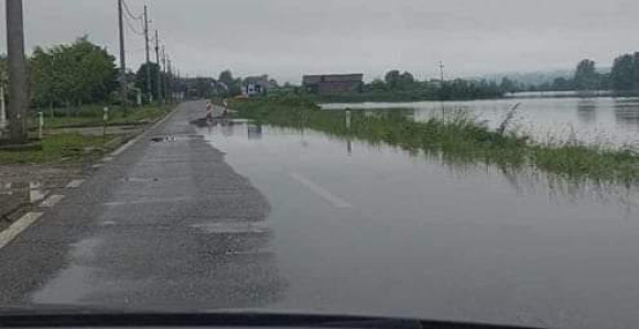 Problemi u saobraćaju zbog vode na putevima