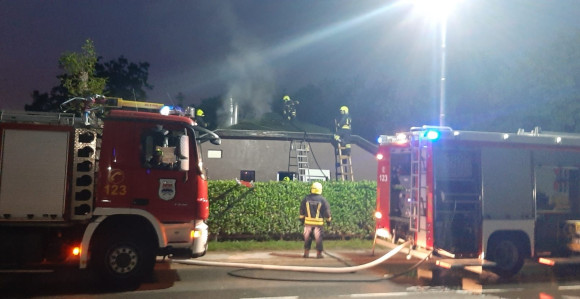 Lokalizovan požar na krovu kafića u Banjaluci