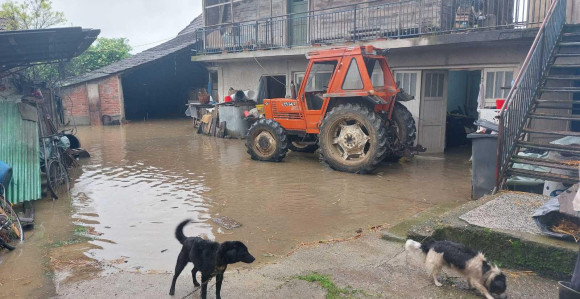 Haotično stanje u Kostajnici, voda poplavila kuće