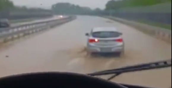 Otežan saobraćaj, poplavljen auto-put "9. januar" (VIDEO)