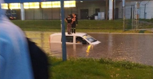 Nevrijeme pogodilo i Srbiju, poplavljene ulice (VIDEO)