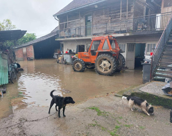 Haotično stanje u Kostajnici, voda poplavila kuće