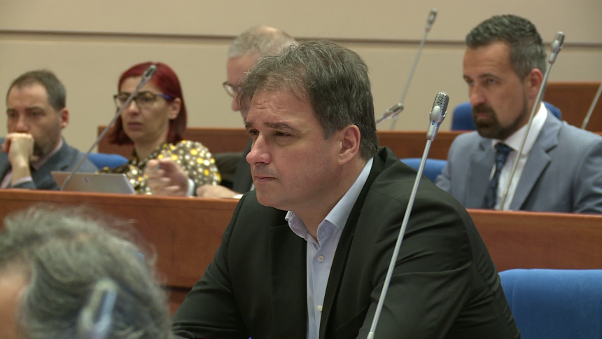"Ako ova vlast išta zna, onda će povući sramni zakon"