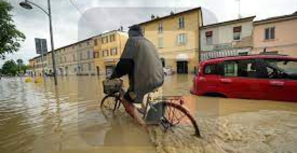 Najmanje osam žrtava poplava, škole zatvorene