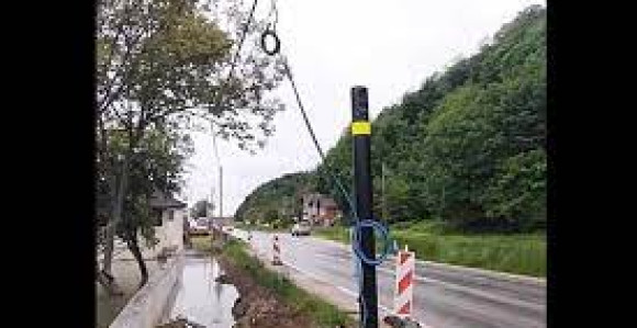 Policijski radar prikačen na kablove od struje