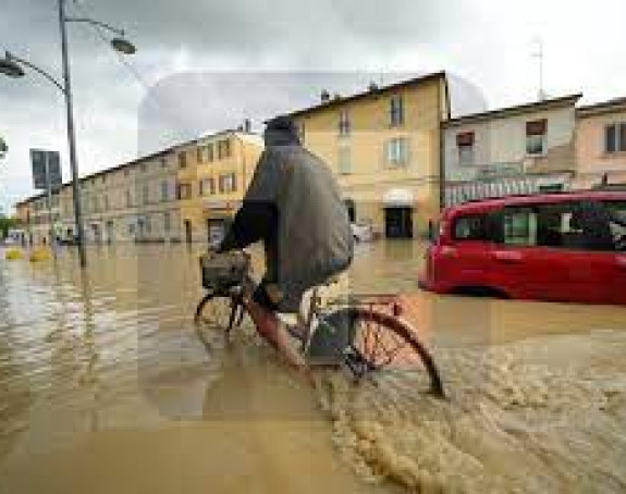 Najmanje osam žrtava poplava, škole zatvorene