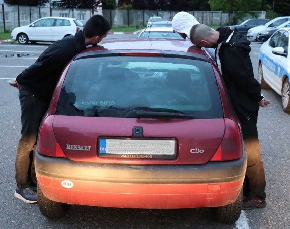 Tri lica uhapšena, pronađena opojna droga