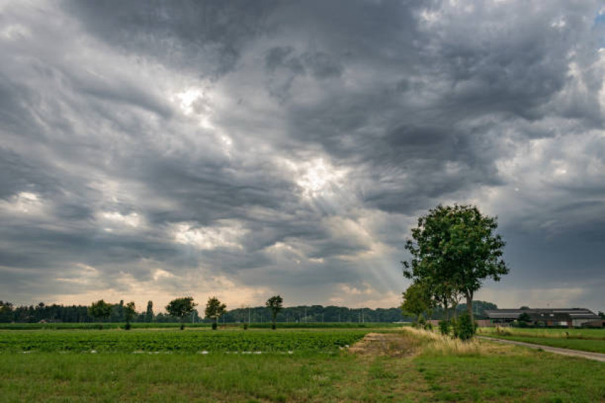 Pretežno oblačno, poslije podne kiša i pljuskovi