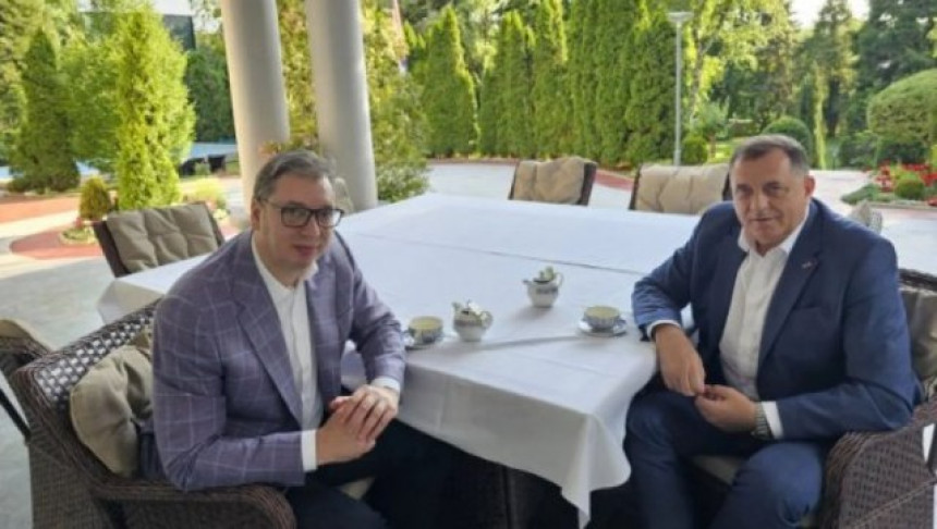 Вучић и Додик; Пијемо чај, а нисмо Енглези