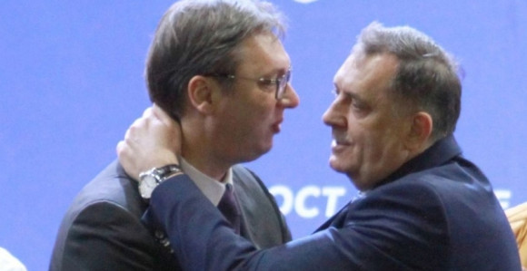 Додикова дупла игра: Једно прича друго ради