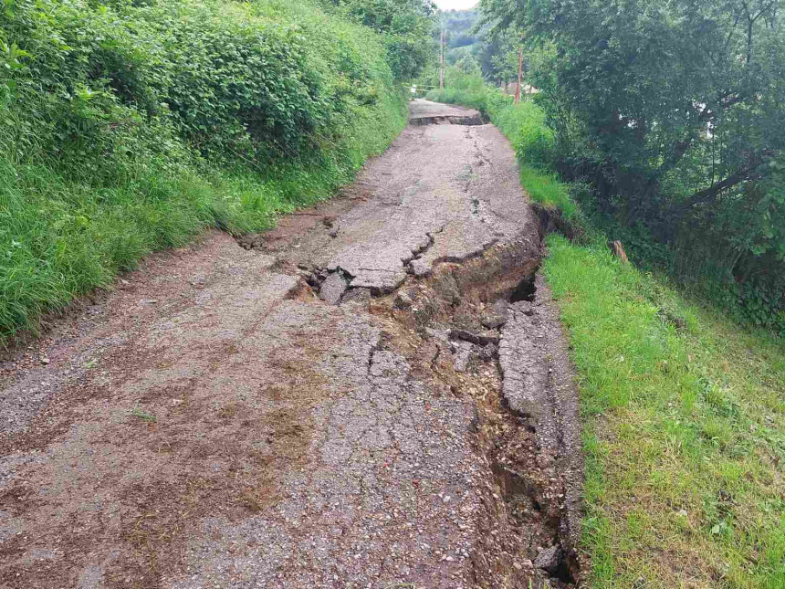 Klizišta prekinula putnu komunikaciju u selu Raljaš