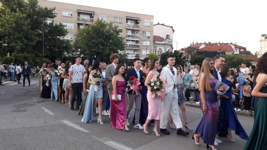 Defile mladosti i ljepote ulicama Bijeljine