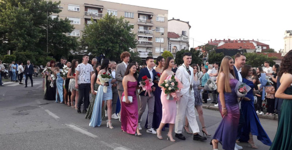 Defile mladosti i ljepote ulicama Bijeljine