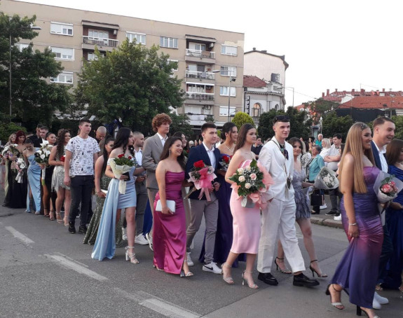 Defile mladosti i ljepote ulicama Bijeljine