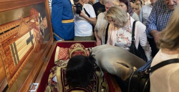 Kivot sa moštima Svetog Nikolaja u hramu u Beogradu
