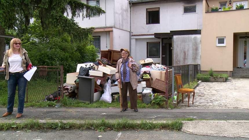 Drama porodice Popović: Stvari izbačene na ulicu