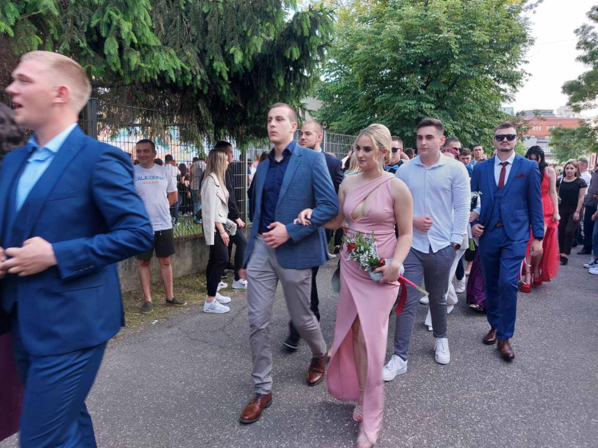 Prijedor: Svečani defile ljepote i mladosti (FOTO)