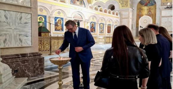 Vučić upalio svijeću za žrtve masakra na Vračaru
