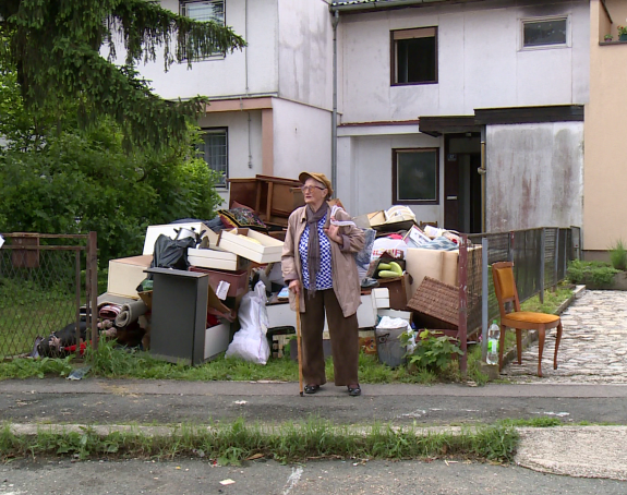 Drama porodice Popović: Stvari izbačene na ulicu