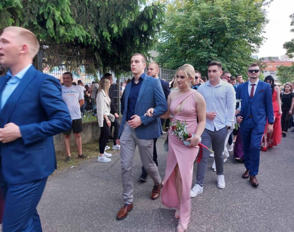 Prijedor: Svečani defile ljepote i mladosti  (FOTO)