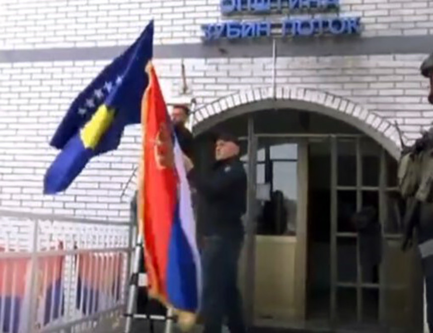 Скинуте српске тробојке са зграда општина на КиМ