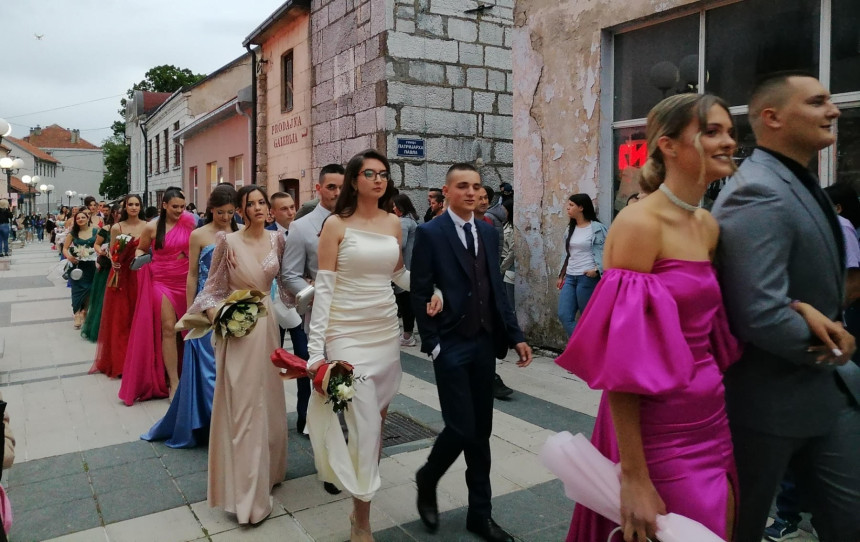 Defile mladosti i ljepote prošao ulicama Nevesinja