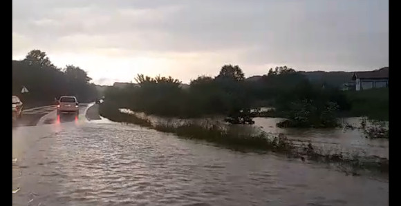 Stanari: Izlila se voda iz potoka i kanala (VIDEO)