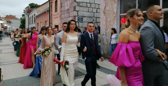 Defile mladosti i ljepote prošao ulicama Nevesinja
