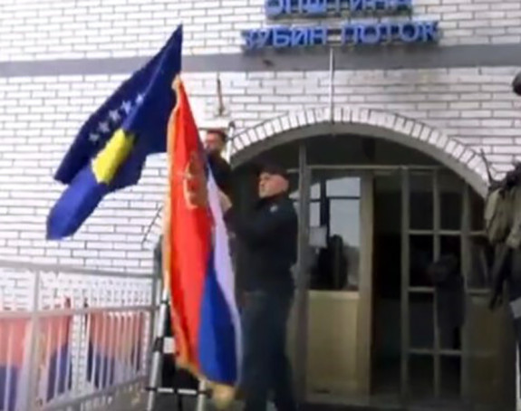 Skinute srpske trobojke sa zgrada opština na KiM