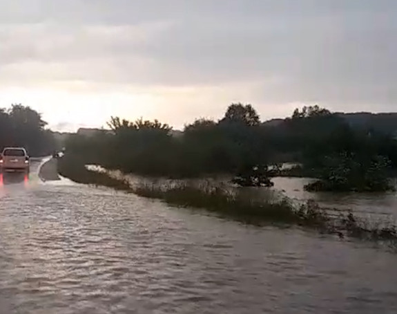 Stanari: Izlila se voda iz potoka i kanala (VIDEO)