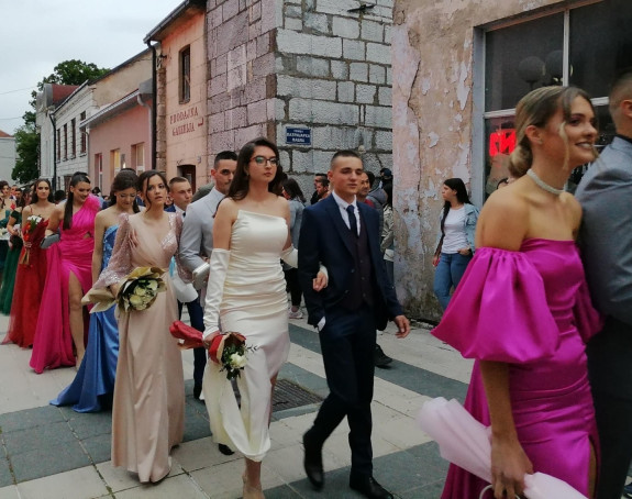 Defile mladosti i ljepote prošao ulicama Nevesinja