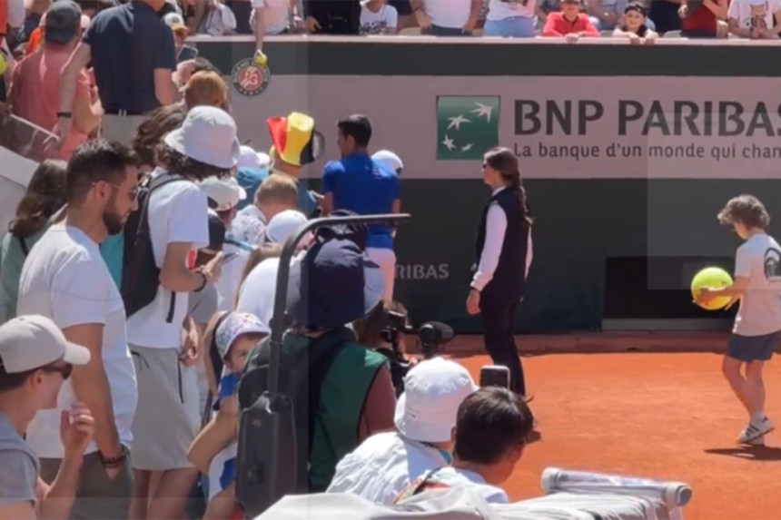 Đoković pomogao dječaku, iznio ga u naručju na tribine