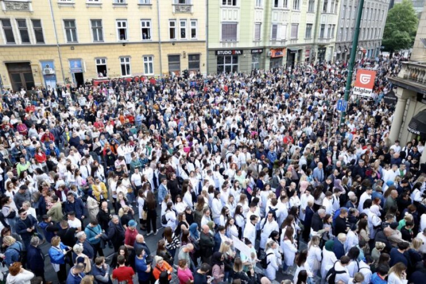 Protest u SA: Neka Azra bude opomena onima u foteljama