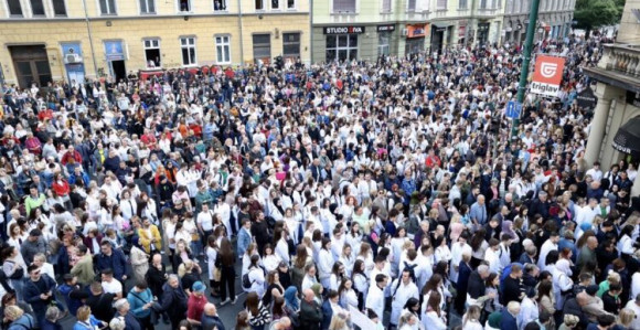 Protest u SA: Neka Azra bude opomena onima u foteljama