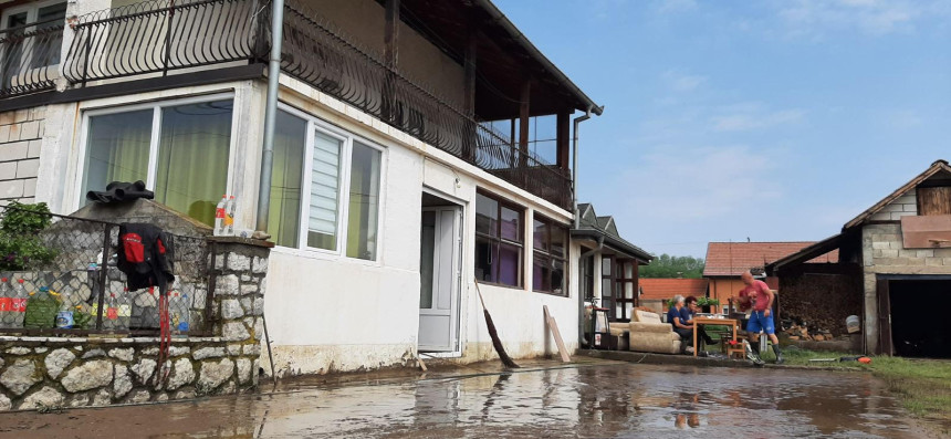 Nekoliko kuća i pomoćnih objekata pod vodom (FOTO)