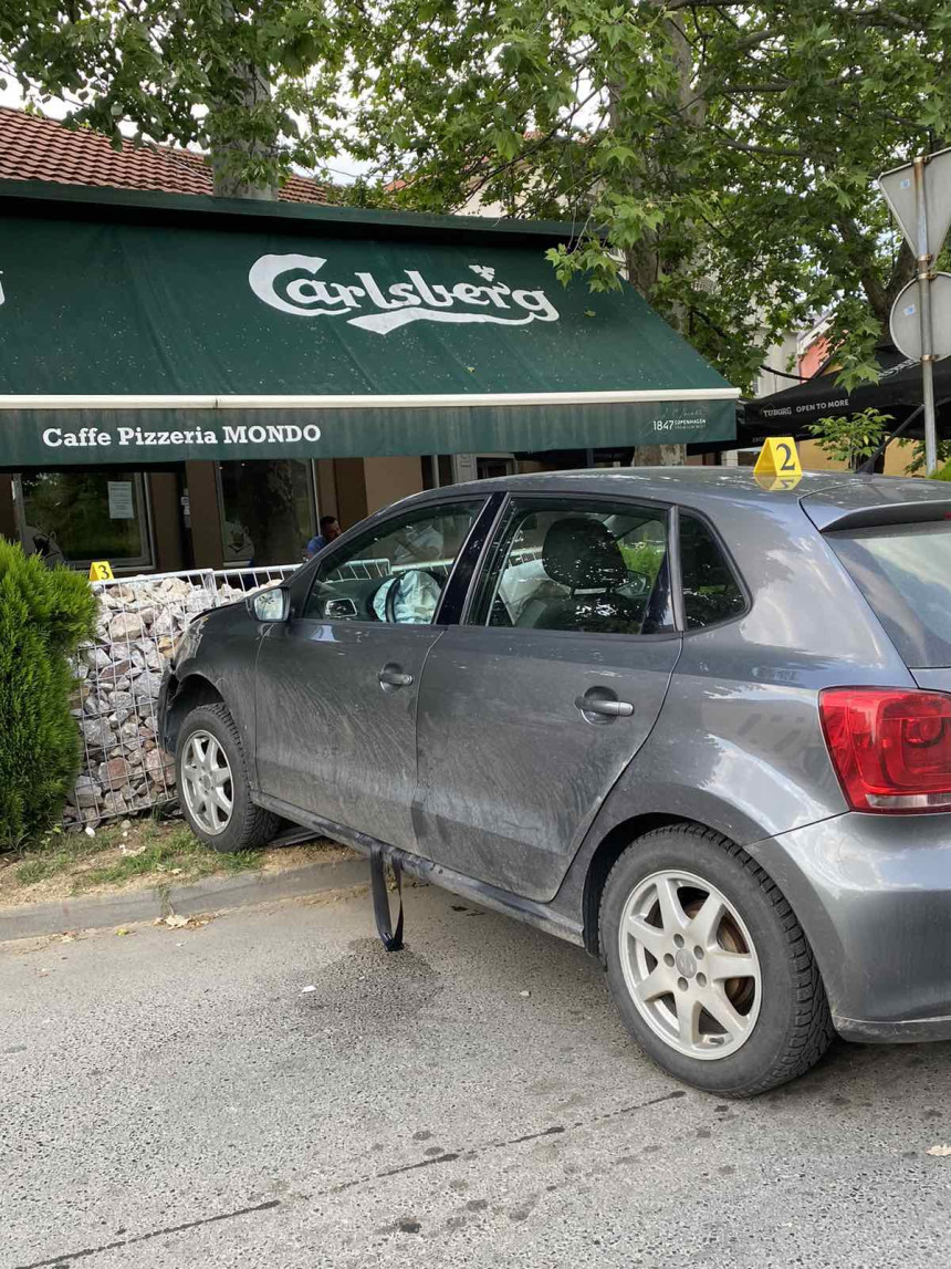 Nezgoda u centru Bijeljine: Vozilom udarila u baštu
