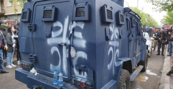 Četiri S i srpska zastava na autima kosovske policije