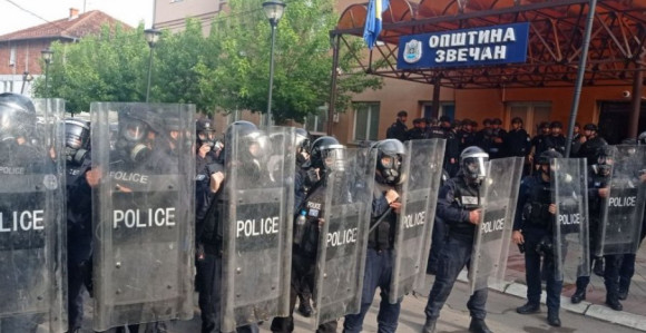 У Звечану много рањених, Србину се боре за живот