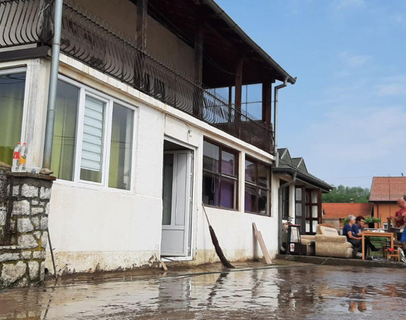 Nekoliko kuća i pomoćnih objekata pod vodom (FOTO)