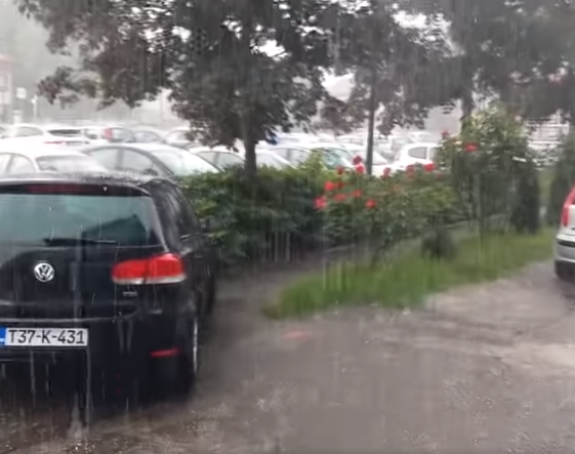 Snažno nevrijeme praćeno kišom pogodilo Prijedor